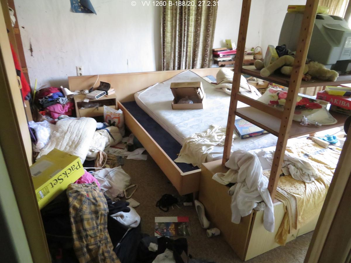 Blick in unberäumtes und vermülltes Schlafzimmer