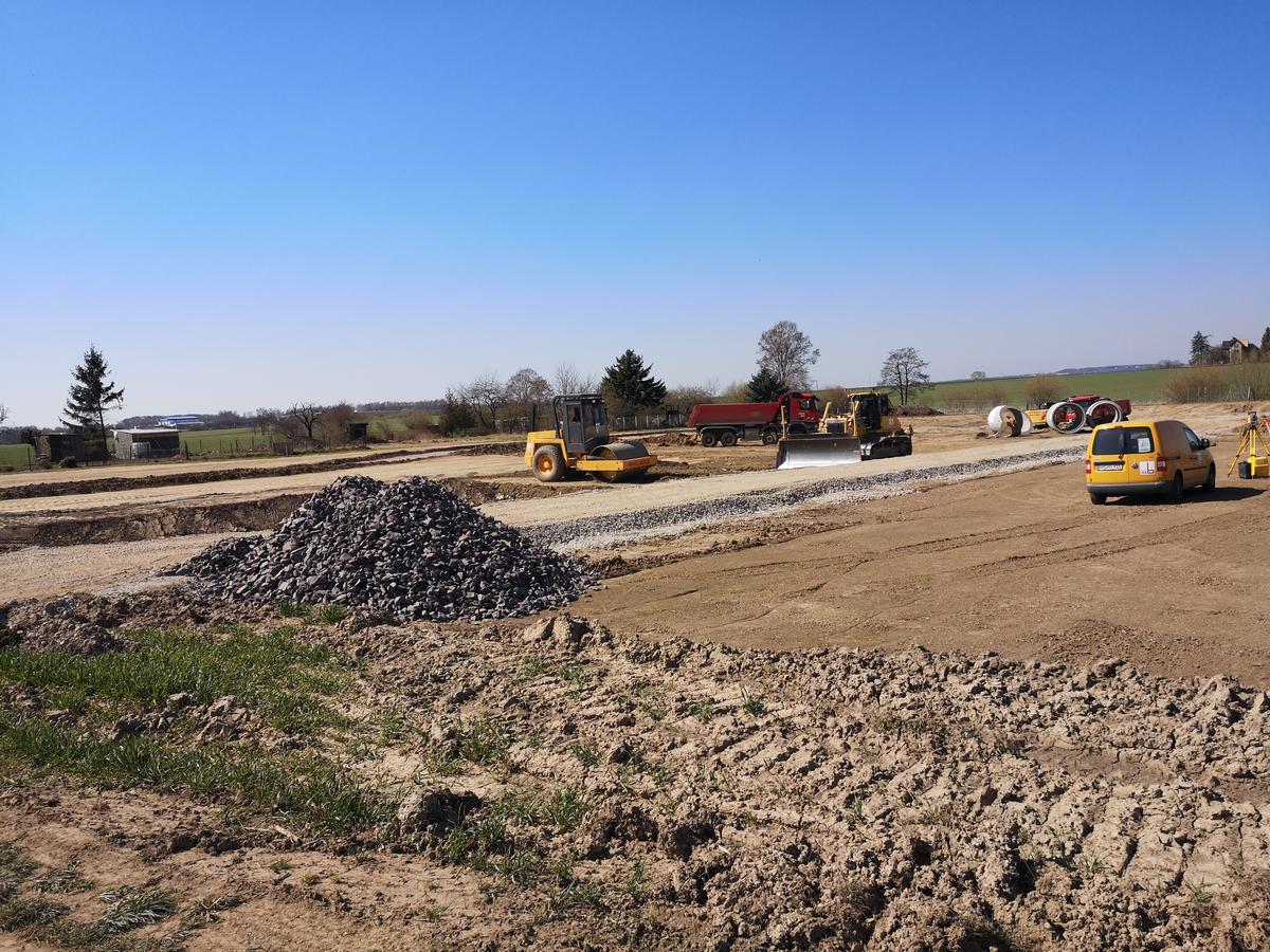 Das Foto zeigt die Arbeiten an einem sonnigen Tag für die Herstellung der Teiche als Ausgleichsmaßnahme.