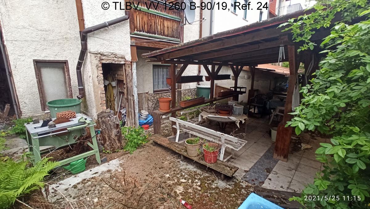 netter Innenhof mit Terrasse, alles sanierungsbedürftig, Tür zu Geräteraum fehlt; Regenentwässerung endet 1 m vor dem Einlauf