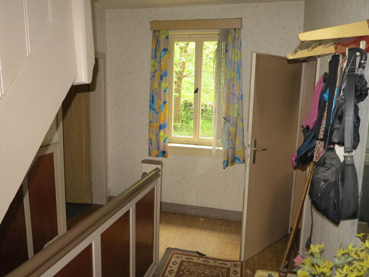 Treppenflur vermutl. im 1. OG; zwei Zimmer gehen hiervon ab; an der Stirnseite ein Fenster; es gibt eine Treppe hinauf und eine hinab