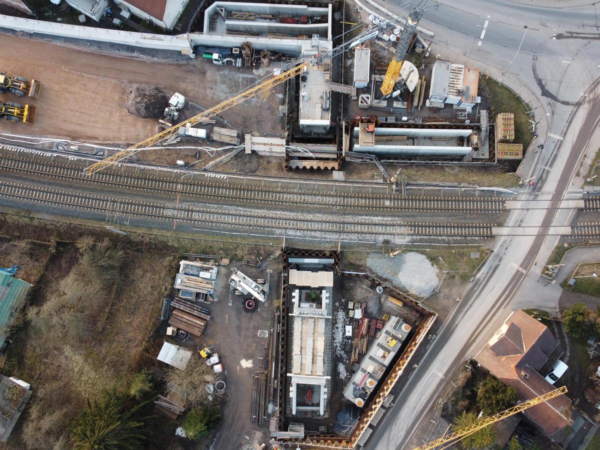 Auf der Luftbildaufnahme sieht man die Geh- und Radwegunterführung vor dem Einschub in den Bahndamm. b