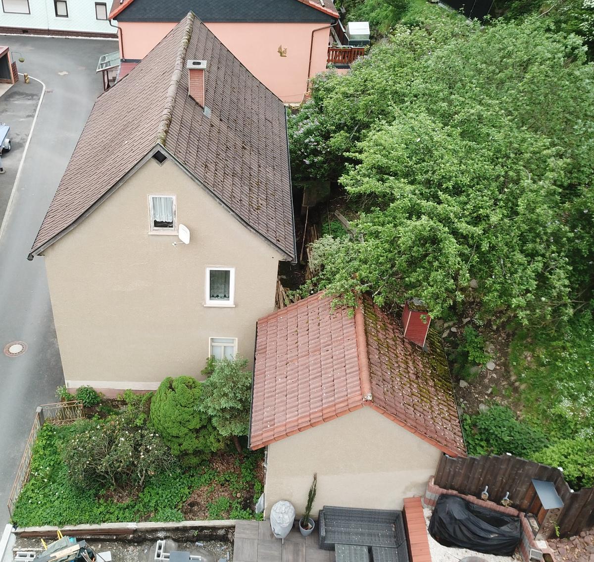 Drohnenaufnahem mit östl. Giebelansicht und Schuppen