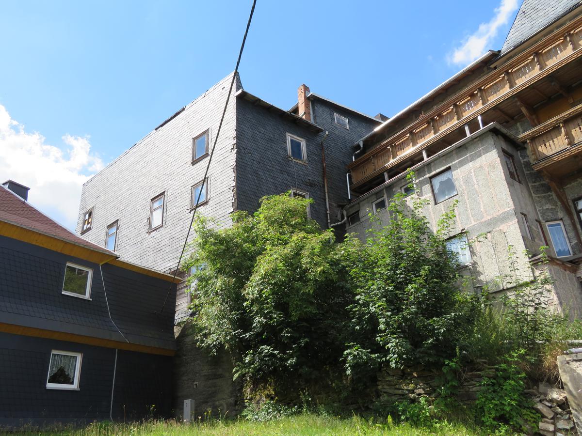 verschieden hohe Anbauten unterschiedlicher Ausführung
