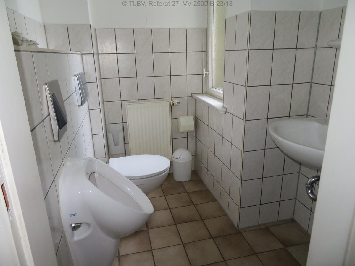 WC-Raum mit Fenster, Urinal, WC und Waschbecken