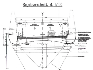 Auf dem Bild ist die Skizze des Regelquerschnitts der Brücke im Maßstab 1:100 zu sehen.