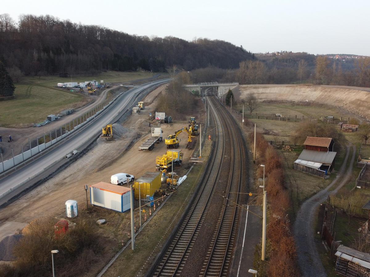 Auf dem Luftbild sieht man die Arbeiten an der Brücke über die Bahngleise mit Anbindung an die Kreisstraße.