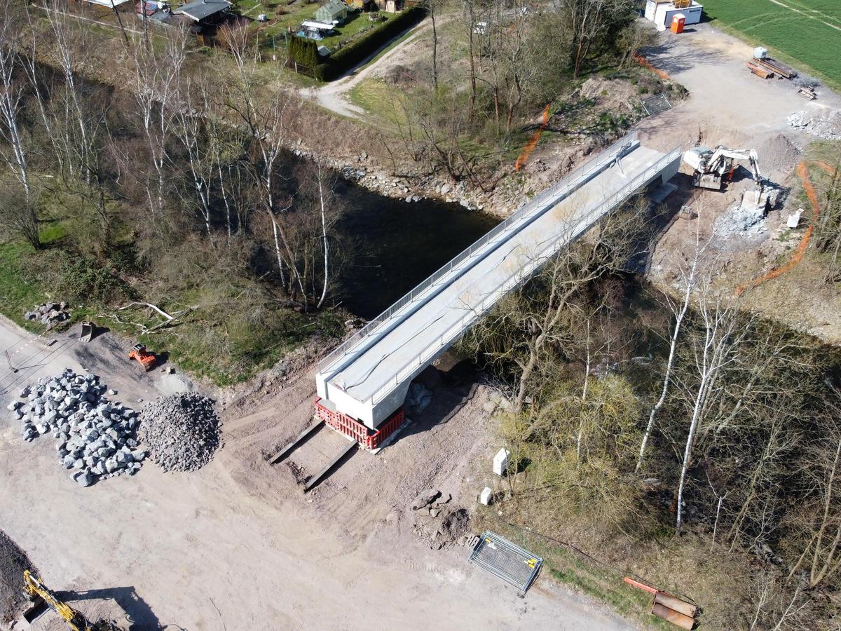 Ein Luftbild der Brücke über die Saale.