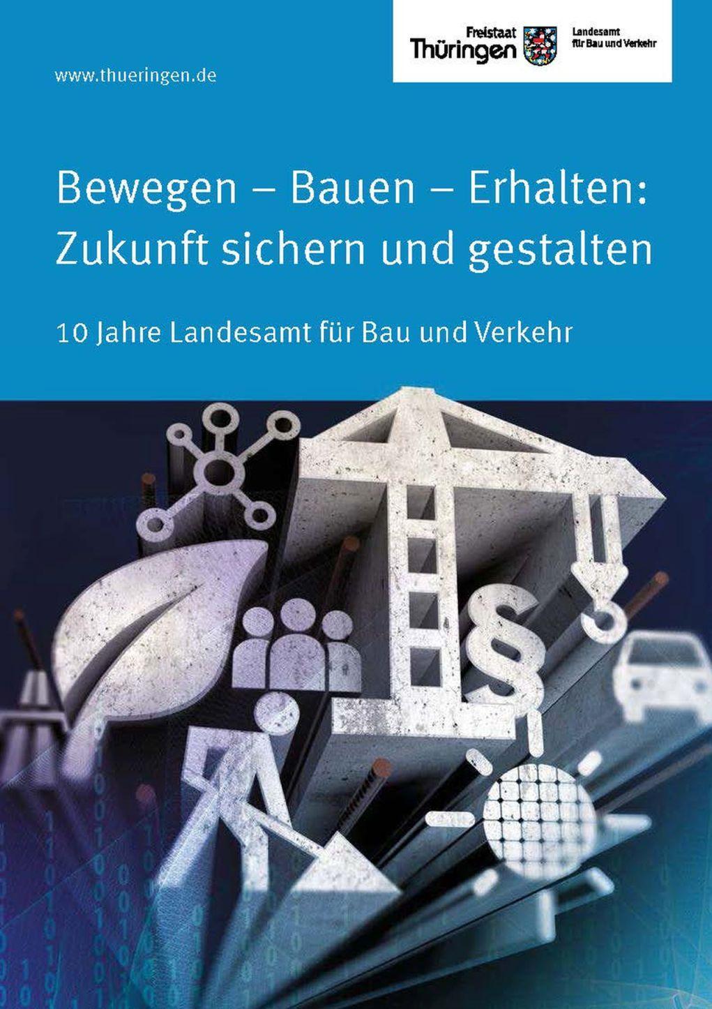 Es handelt sich um die Titelseite einer Broschüre mit blauem Hintergrund. Die Broschüre heißt Bewegen-Bauen-Erhalten: Zukunft sichern und gestalten. Im unteren Bereich sind verschiedene Symbole z.B. eine Sonne, ein Männchen mit dreieckiger Schaufel, ein Paragraphenzeichen und ein Kran in schwarz weiß abgebildet.
