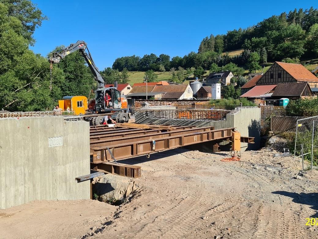 Bei Sonnenschein werden die Traggerüste der Brücke hergestellt.