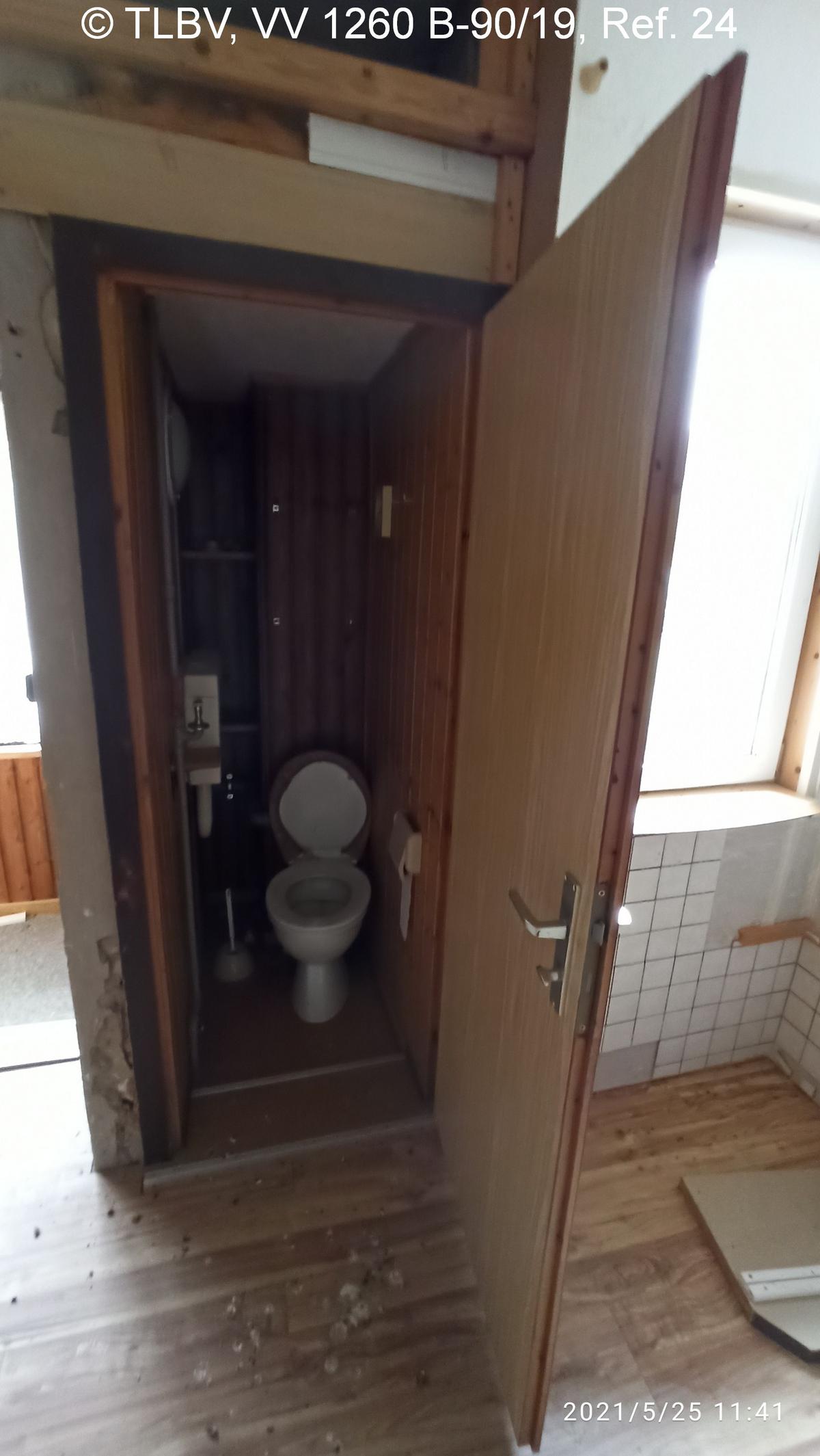 Blick in kleine Kammer mit WC