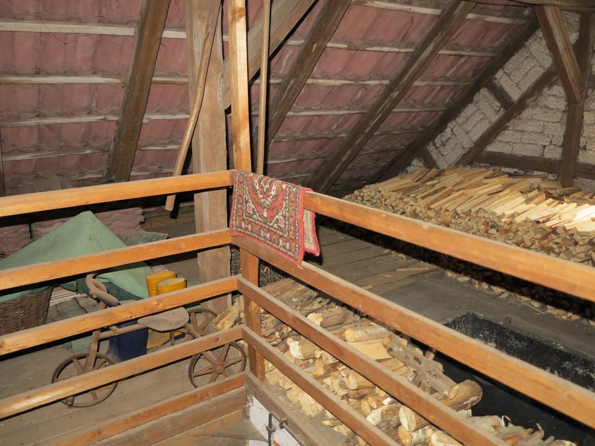 Dachboden mit ordentlich abgelagerten Holzscheiten